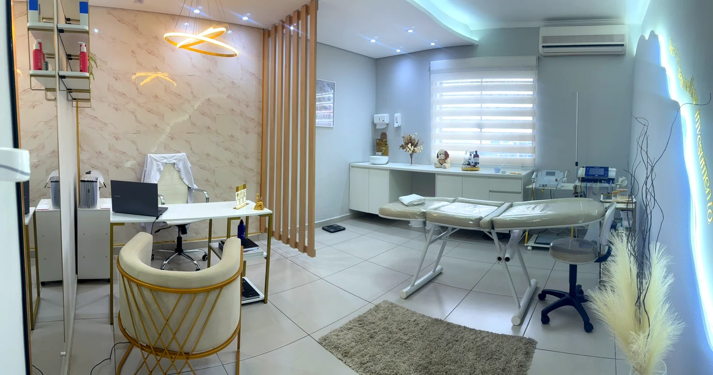 Clínica Estética Avançada — ambiente amplo com área de atendimento